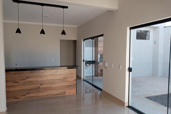 Esta casa destaca-se pela iluminação natural através das portas de blindex e pelo acabamento refinado, são três quartos, um suite, três ambientes integrados: sala de visita, cozinha e churrasqueira, quintal amplo com instalações prontas para piscina. - foto 5